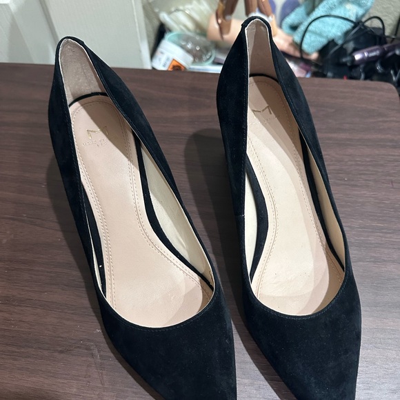 Marc Fisher Black Heels with Suede Material and Pointed Toe Design - Picture 1 of 2